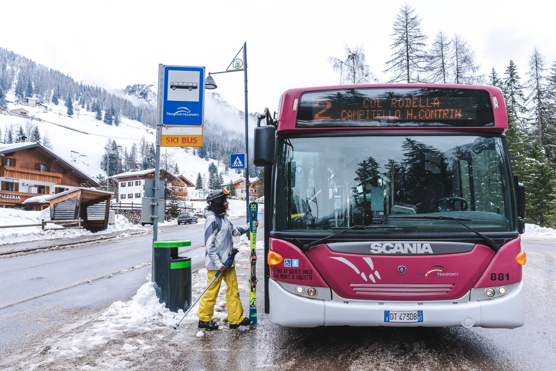 Servizio bus per sciatori e non in Val di Fassa | © Patricia Ramirez - Archivio immagini ApT Val di Fassa Servizio skibus in Val di Fassa - Muoversi senza auto per raggiungere le piste da sci e i paesi | © Patricia Ramirez - Archivio immagini ApT Val di Fassa