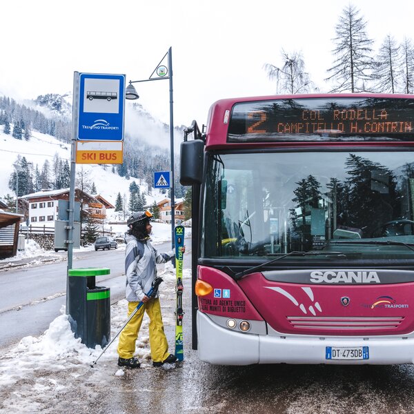 Servizio bus per sciatori e non in Val di Fassa | © Patricia Ramirez - Archivio immagini ApT Val di Fassa Servizio skibus in Val di Fassa - Muoversi senza auto per raggiungere le piste da sci e i paesi | © Patricia Ramirez - Archivio immagini ApT Val di Fassa
