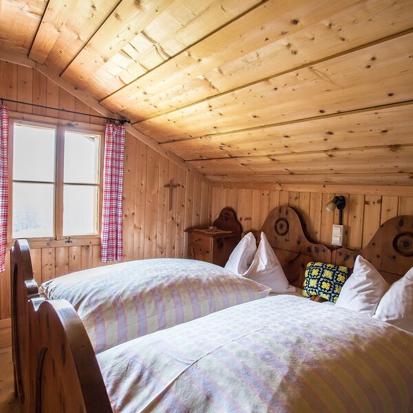 Camera in legno | © Archivio Immagini ApT Val di Fassa Camera rustica in legno | © Archivio Immagini ApT Val di Fassa