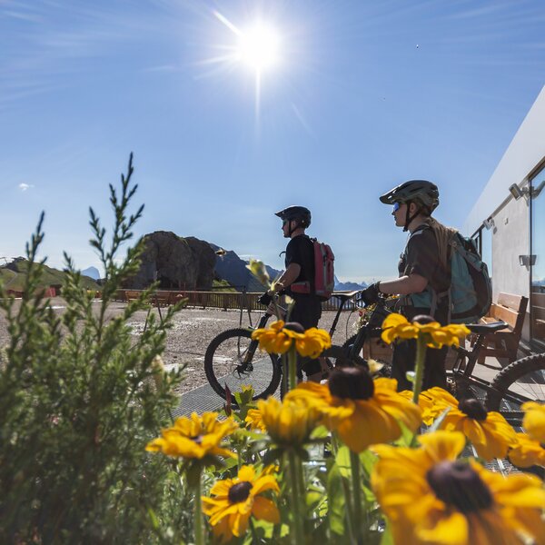Bike impianti | © Archivio Immagini ApT Val di Fassa Persone con le bici fuori dagli impianti in Val di Fassa | © Archivio Immagini ApT Val di Fassa