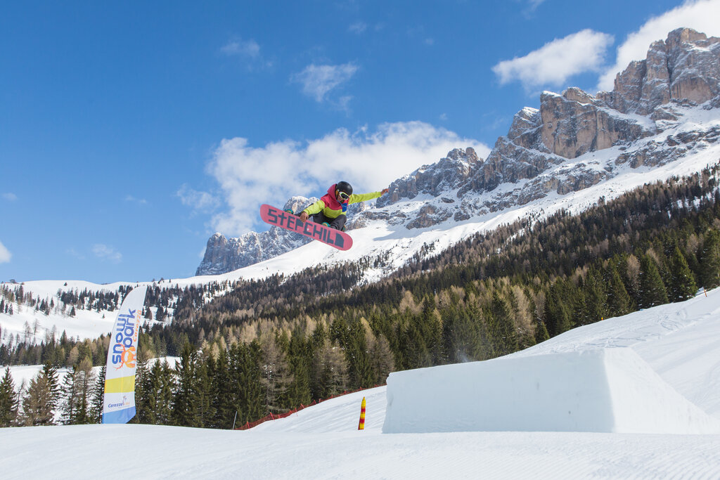 Snowpark Carezza Snowboarder High Jump Rosengarten 2 Snowpark Carezza Snowboarder High Jump Rosengarten 2