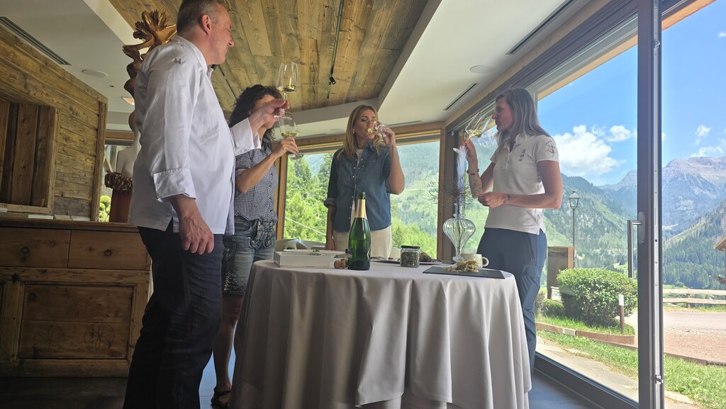 Chiara Maci con la Montagna a Morsi Chiara Maci alla malga Panna con lo chef Donei