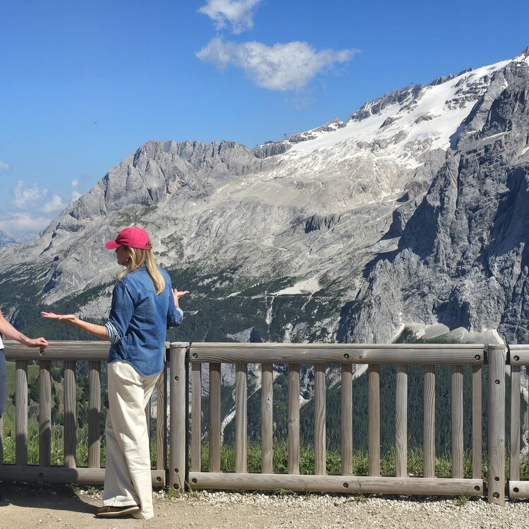 Chiara Maci al Belvedere, Canazei, Val di Fassa con la Marmolada | © Archivio ApT Val di Fassa