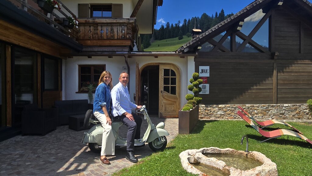 Chiara Maci alla malga Panna, Moena Chiara Maci in sella dello scooter dello chef Paolo Donei davanti alla Malga Panna, Moena