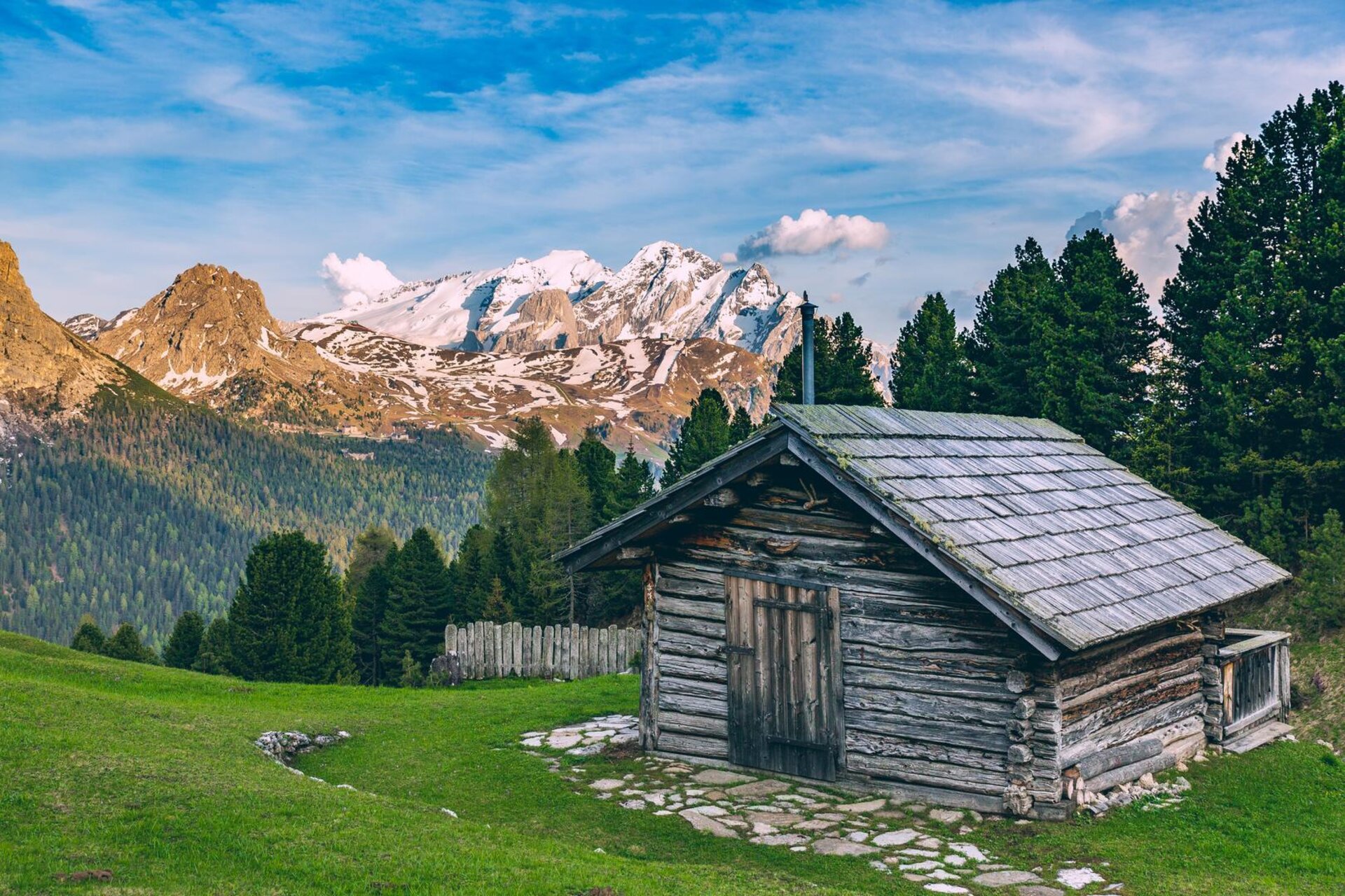 Primavera in Val di Fassa | © Patricia Ramirez - Archivio immagini ApT Val di Fassa Una baita con vista sulle Dolomiti di Fassa | © Patricia Ramirez - Archivio immagini ApT Val di Fassa